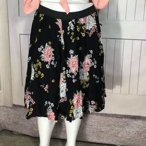 TORRID BLACK FLORAL SKIRT SIZE 3